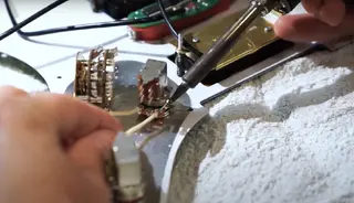 En akustisk gitar krever litt kos og stell om du vil ha den i mange år. 